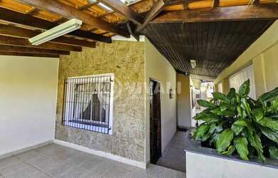 Imagem: A casa possui 2 Dormitórios, 1 Banheiro, 2 Vagas na garagem