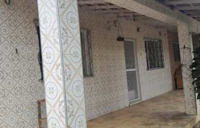 Imagem: A casa possui 3 Dormitórios, 2 Banheiros, 3 Vagas na garagem