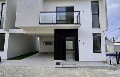 Imagem: A casa em condomínio possui 4 Dormitórios, 4 Banheiros, 2