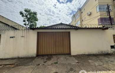 Imagem: A casa possui 3 Dormitórios, 1 Banheiro, 2 Vagas na garagem