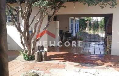 Imagem: A casa possui 4 Dormitórios, 2 Banheiros, 5 Vagas na garagem