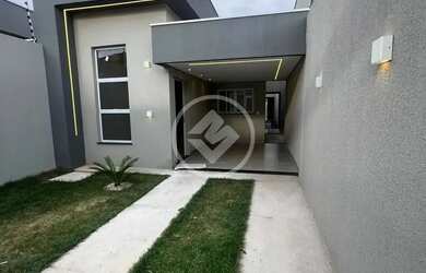 Imagem: A casa possui 3 Dormitórios, 1 Banheiro, 2 Vagas na garagem