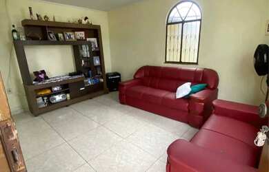 Imagem: A casa possui 3 Dormitórios, 2 Banheiros, 1 Vaga na garagem