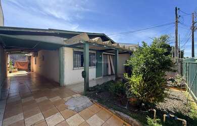 Imagem: A casa possui 2 Dormitórios, 1 Banheiro, 3 Vagas na garagem