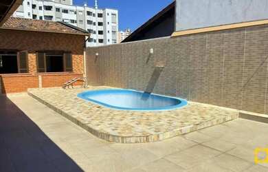 Imagem: A casa possui 5 Dormitórios, 5 Banheiros, 3 Vagas na garagem