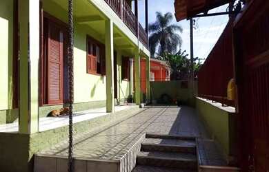 Imagem: A casa possui 4 Dormitórios, 3 Banheiros, 2 Vagas na garagem