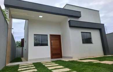 Imagem: A casa possui 3 Dormitórios, 2 Banheiros, 2 Vagas na garagem