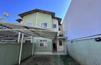 Imagem: A casa possui 3 Dormitórios, 2 Banheiros, 2 Vagas na garagem