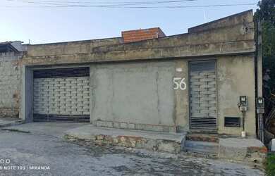 Imagem: A casa possui 3 Dormitórios, 2 Banheiros, 2 Vagas na garagem
