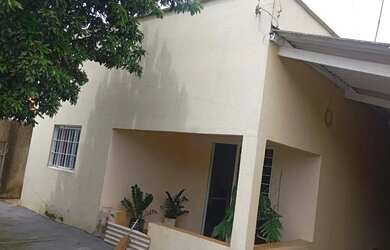 Imagem: A casa possui 3 Dormitórios, 3 Banheiros, 2 Vagas na garagem