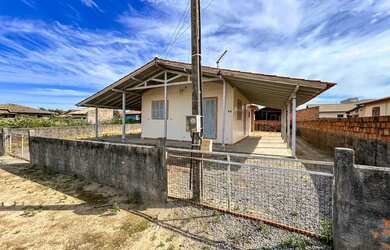 Imagem: A casa possui 2 Dormitórios, 1 Banheiro e está localizado