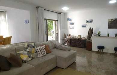 Imagem: A casa possui 4 Dormitórios, 5 Banheiros, 3 Vagas na garagem