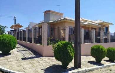 Imagem: A casa possui 3 Dormitórios, 3 Banheiros, 2 Vagas na garagem