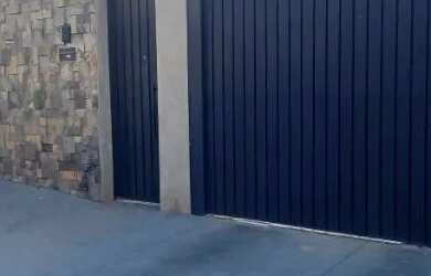 Imagem: A casa à venda possui 3 Dormitórios, 2 Banheiros, 5 Vagas