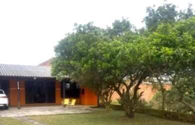 Imagem: A casa possui 2 Dormitórios, 2 Banheiros, 2 Vagas na garagem