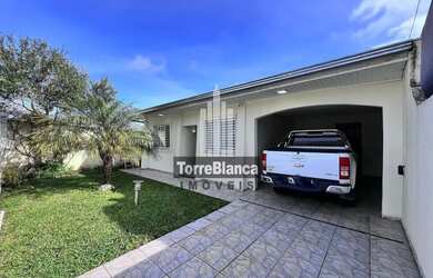 Imagem: A casa possui 3 Dormitórios, 3 Banheiros, 4 Vagas na garagem