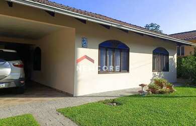 Imagem: A casa possui 4 Dormitórios, 2 Banheiros, 2 Vagas na garagem