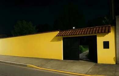 Imagem: A casa possui 2 Dormitórios, 2 Banheiros, 5 Vagas na garagem