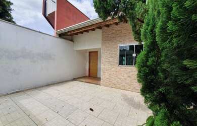 Imagem: A casa possui 3 Dormitórios, 2 Banheiros, 2 Vagas na garagem