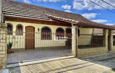 Imagem: A casa possui 5 Dormitórios, 4 Banheiros, 3 Vagas na garagem