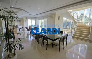 Imagem: A casa em condomínio possui 5 Dormitórios, 5 Banheiros, 5