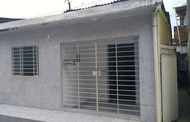 Imagem: A casa possui 2 Dormitórios e 1 Banheiro e está localizado