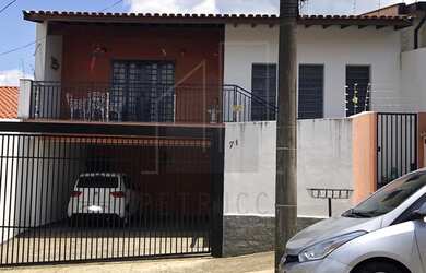 Imagem: A casa possui 3 Dormitórios, 2 Banheiros, 4 Vagas na garagem