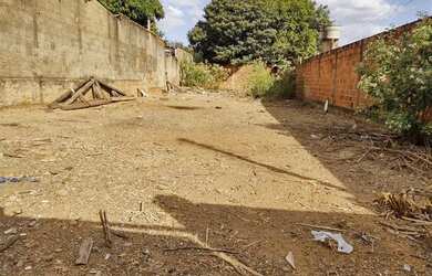 Imagem: O terreno possui 400m² de Área e está localizado em Vila