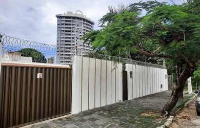 Imagem: A casa possui 4 Dormitórios, 5 Banheiros, 4 Vagas na garagem