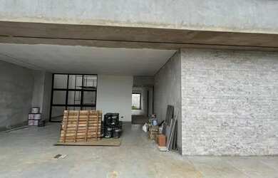 Imagem: A casa possui 3 Dormitórios, 2 Banheiros, 3 Vagas na garagem