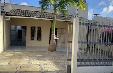 Imagem: A casa possui 3 Dormitórios, 2 Banheiros, 2 Vagas na garagem