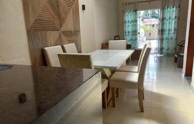 Imagem: A casa possui 4 Dormitórios, 2 Banheiros, 3 Vagas na garagem