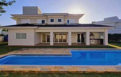 Imagem: A casa em condomínio possui 4 Dormitórios, 5 Banheiros, 4