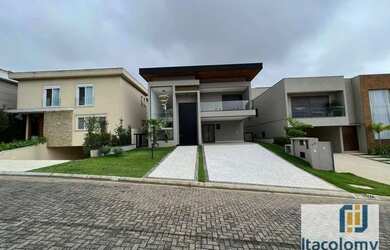 Imagem: A casa em condomínio possui 4 Dormitórios, 5 Banheiros, 2