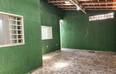 Imagem: A casa possui 3 Dormitórios, 2 Banheiros, 1 Vaga na garagem