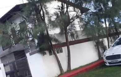 Imagem: A casa possui 2 Dormitórios e 5 Vagas na garagem e está localizado