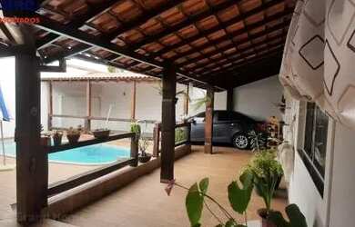 Imagem: A casa possui 4 Dormitórios, 1 Banheiro, 2 Vagas na garagem