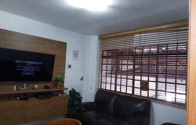 Imagem: A casa possui 3 Dormitórios, 1 Banheiro, 2 Vagas na garagem