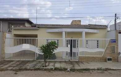 Imagem: A casa possui 2 Dormitórios, 1 Banheiro, 1 Vaga na garagem