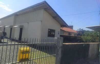 Imagem: A casa possui 2 Dormitórios, 2 Banheiros, 2 Vagas na garagem