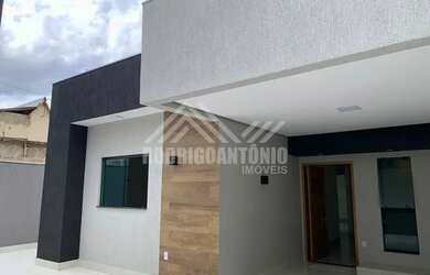 Imagem: A casa possui 3 Dormitórios, 2 Banheiros, 2 Vagas na garagem