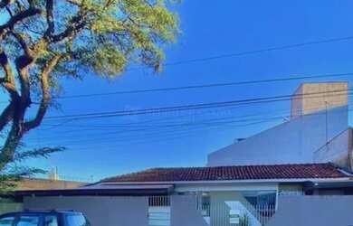 Imagem: A casa possui 3 Dormitórios, 1 Banheiro, 2 Vagas na garagem