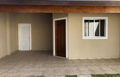 Imagem: A casa possui 3 Dormitórios, 1 Banheiro, 3 Vagas na garagem