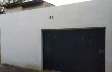 Imagem: A casa possui 1 Dormitório, 1 Banheiro, 1 Vaga na garagem