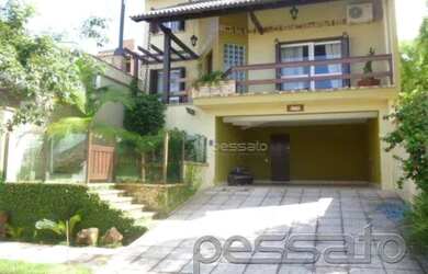 Imagem: A casa possui 4 Dormitórios, 3 Banheiros, 2 Vagas na garagem