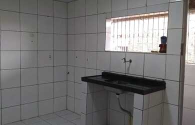 Imagem: A casa possui 2 Dormitórios, 1 Banheiro e está localizado