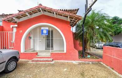 Imagem: A casa possui 3 Dormitórios, 2 Banheiros, 3 Vagas na garagem