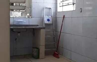 Imagem: A casa possui 3 Dormitórios, 1 Banheiro, 1 Vaga na garagem