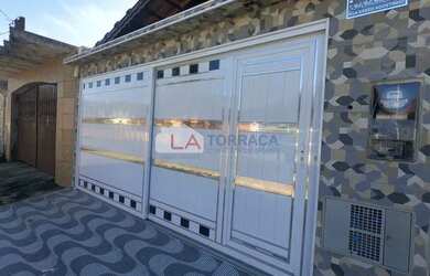 Imagem: A casa possui 2 Dormitórios, 2 Banheiros, 2 Vagas na garagem