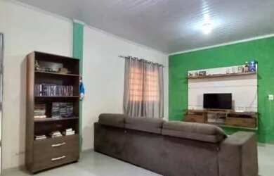 Imagem: A casa possui 3 Dormitórios, 2 Banheiros, 1 Vaga na garagem